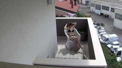 Spionarea tinerei mele colege de cameră care se masturbează pe balcon